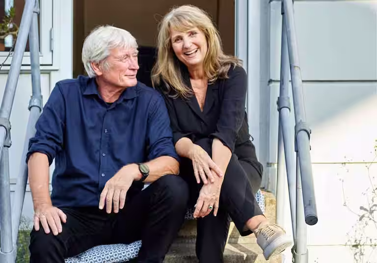 Lene-og-Ove-paa-trappen-768